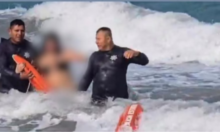 Personal de la Unidad Marítima rescató a una mujer que era arrastrada por el mar en Chachalacas