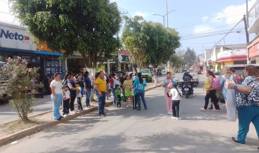 Padres de familia y alumnos de kinder cierran calle de Xalapa