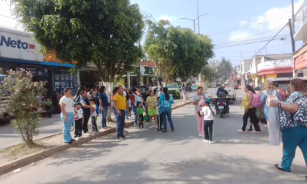 Padres de familia y alumnos de kinder cierran calle de Xalapa