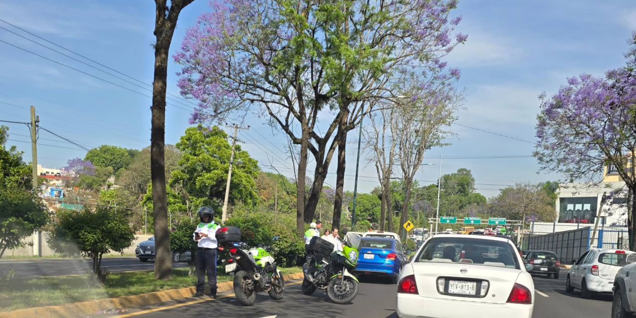 Accidente de tránsito en la avenida Lázaro Cárdenas, a la altura de La Araucaria