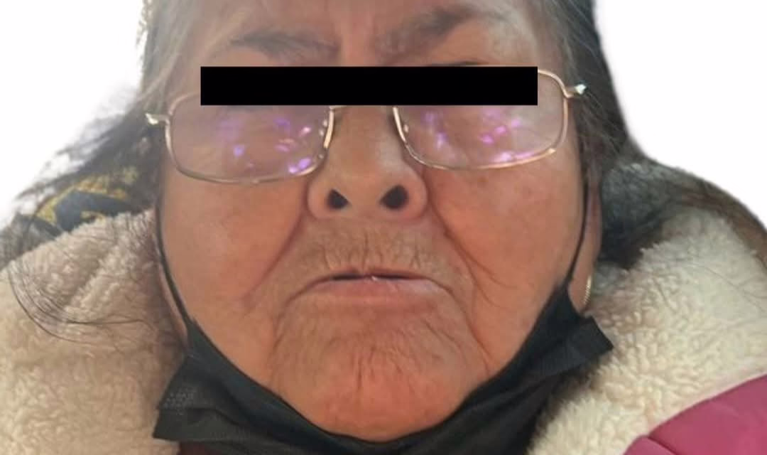 Detienen abuelita tras disparar y matar a dos personas en Chalco