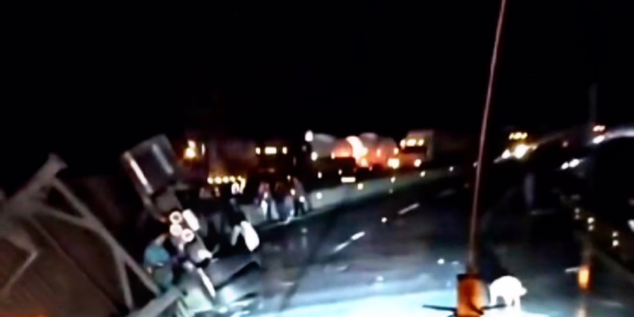 Rapiñeros se llevan leche, de tráiler qué volcó en la Xalapa – Perote