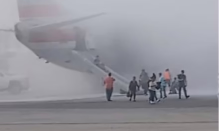 Evacúan avión en EU tras entrada de humo en la cabina