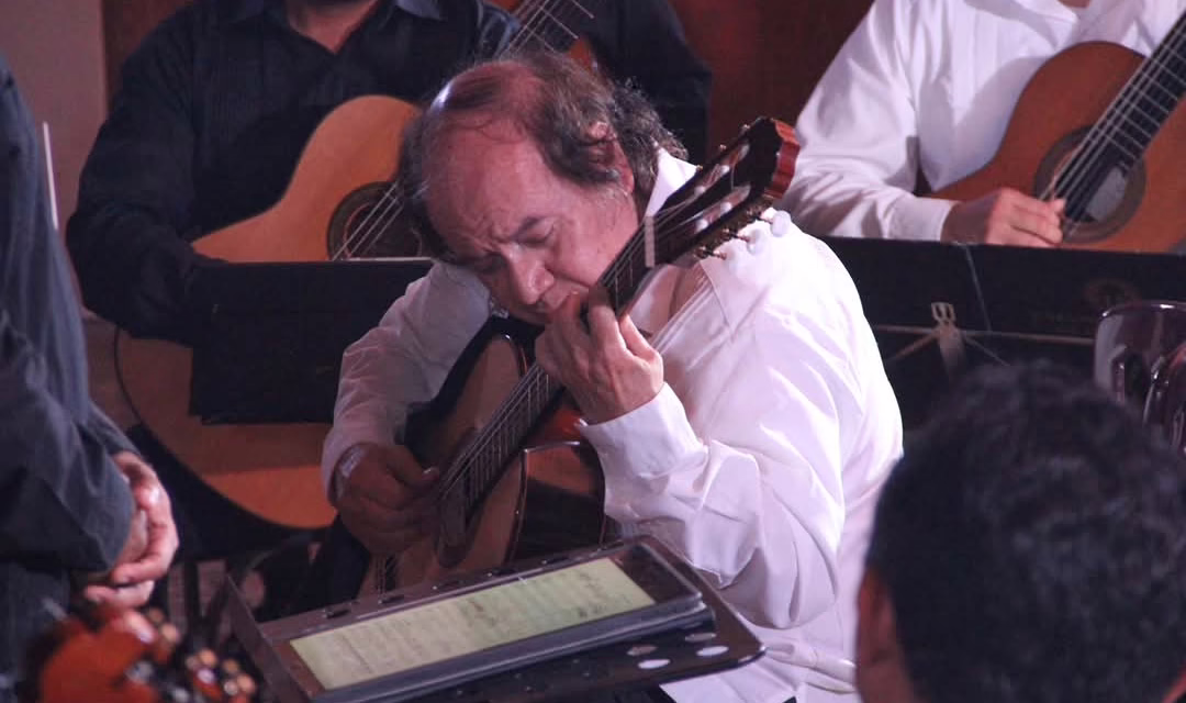 Difusión Cultural UV reconoció trayectoria de Alfonso Moreno