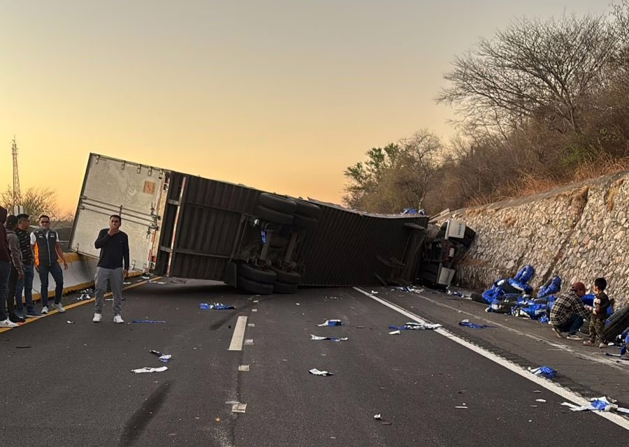 Vuelca trailer, no hay paso en la autopista Cuernavaca- Acapulco