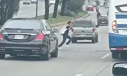 Video:Menor cruza avenida Lázaro Cárdenas, sin utilizar puente peatonal