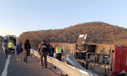 ADO que salió de Xalapa sufre volcadura en la autopista Tehuacán – Oaxaca.