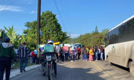 Padres de familia bloquean la carretera Atzalan-Tlapacoyan 
