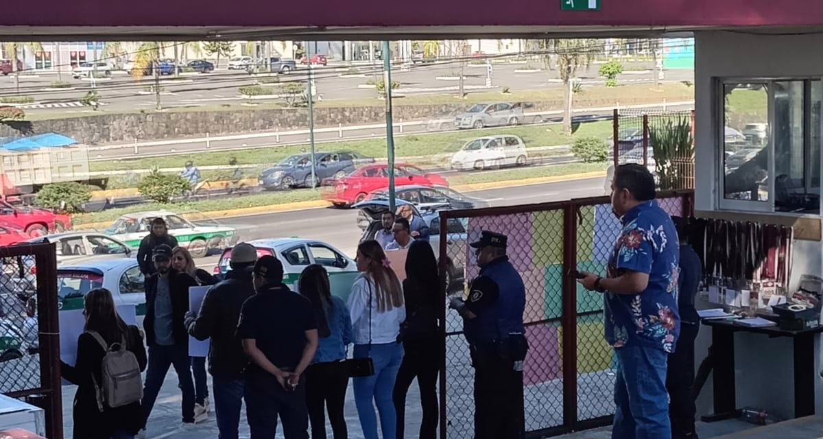 Docentes bloquean entrada a la SEV