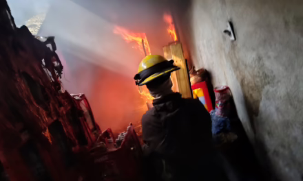 Se registra incendio de casa en Lomas de Santa Fe
