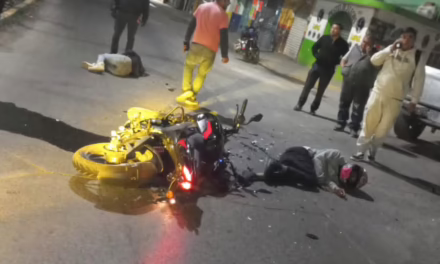 Durante la madrugada dos motociclistas resultaron lesionados en accidente
