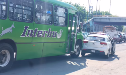 Chocó el camión y pasajeros tuvieron que bajarse, Xalapa