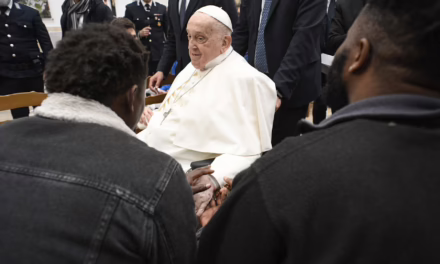 Papa Francisco visita reclusos en prisión de Roma