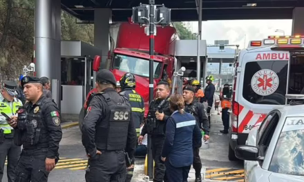 Tráiler sin frenos se estrella contra caseta de la México-Toluca
