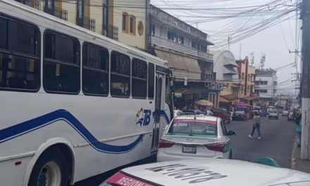 Chocan camión de pasajeros y taxi en el centro de Xalapa