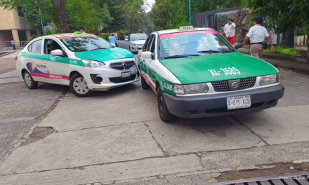 Dos taxis colisionan en la rampa de acceso a urgencias de clínica 11 del IMSS
