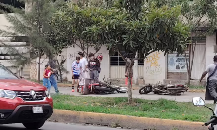 Chocan dos motocicletas en la avenida México