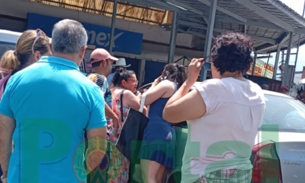 Fuerte Susto en la Calle Revolución: Vehículo se Impacta contra el Muro del Mercado La Rotonda