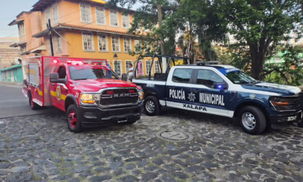Incendio de Pastizal en el estacionamiento de Clínica del IMSS