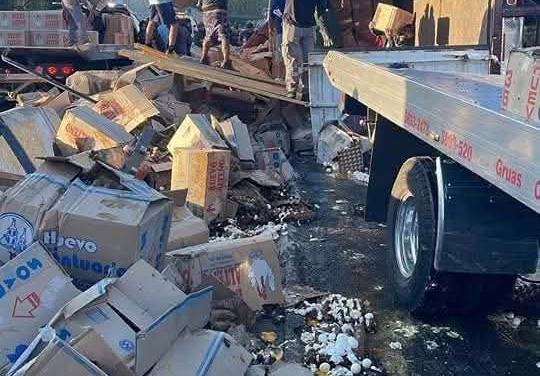 Vuelca tráiler cargado con huevos, ocasiona tráfico y regalan la mercancía en el Estado de México