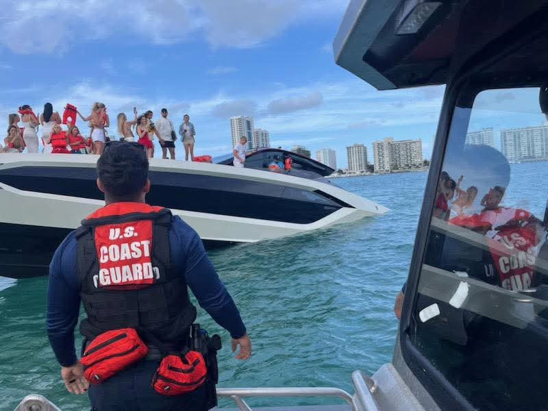 32 influencers se hunden en Yate Lamborghini en Miami