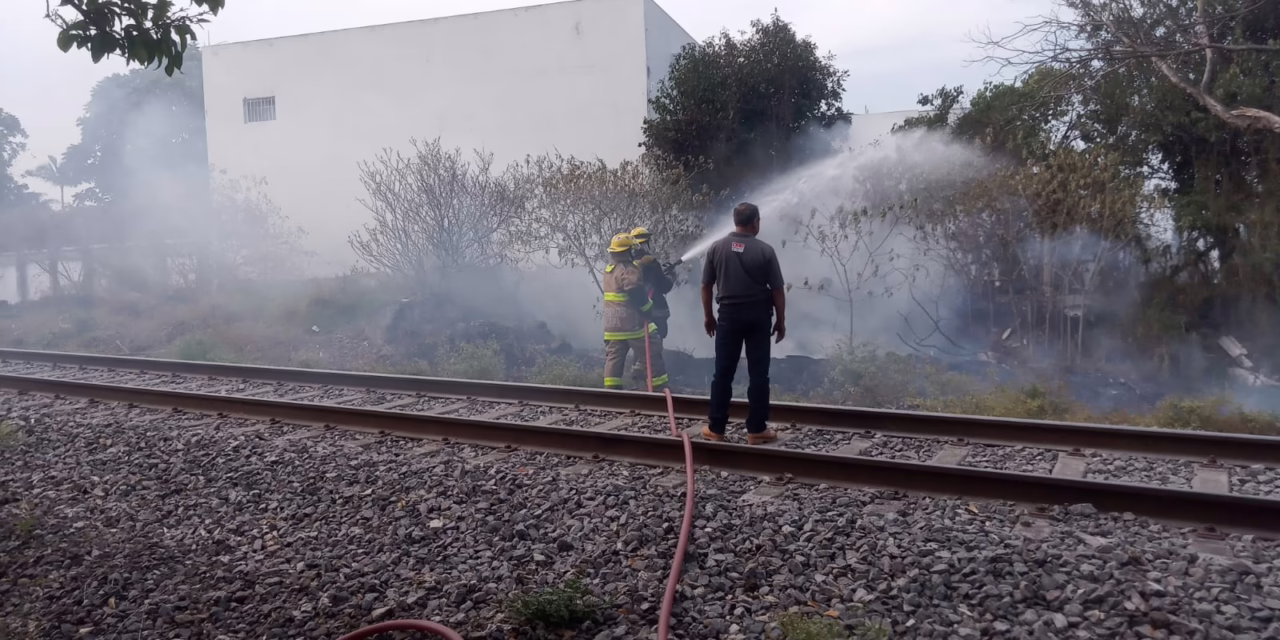 Bomberos de Xalapa atienden incendio de pastizal en la Colonia Sebastián Lerdo de Tejada