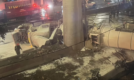 Una pipa que transporta más de 30 mil litros de combustible volcó sobre Periférico