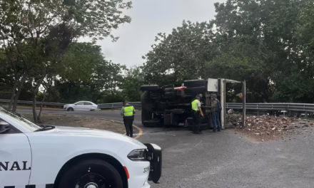 PRECAUCIÓN! Volteo se Vuelca en Distribuidor Vial J.B. Lobos