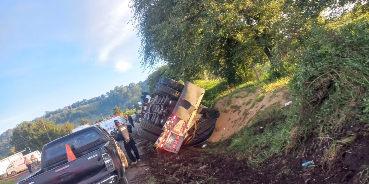 Vuelca tractocamión en la Xalapa-Perote; un lesionado