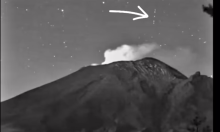 VIDEO:Captan fila de luces entrando al volcán Popocatépetl