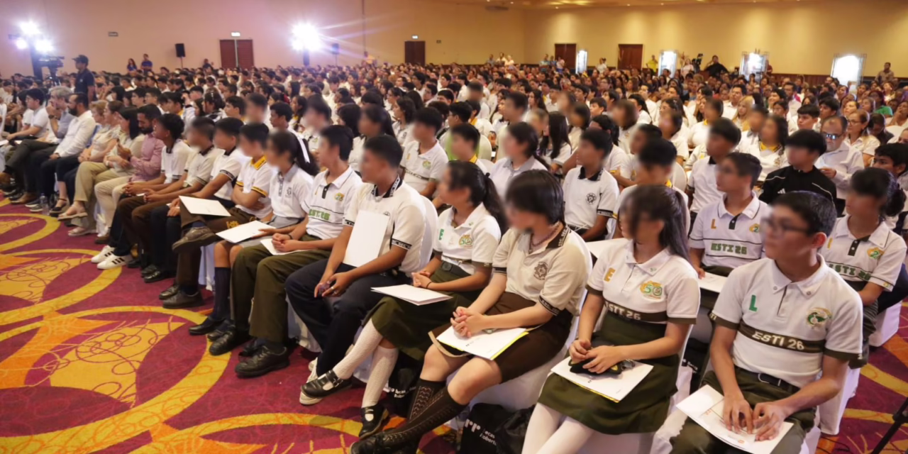 Jóvenes de Veracruz, Puebla, Michoacán y CDMX reciben becas Roberto Rocca