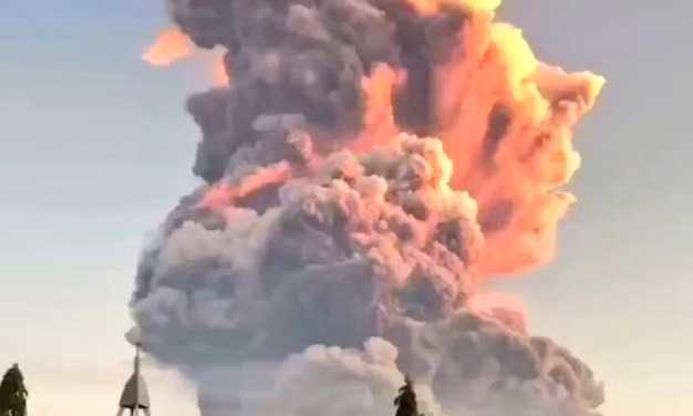 Video:Volcán Lewotobi Laki-laki, en Indonesia, entró en erupción este martes