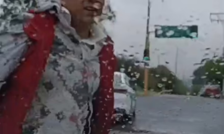 Taxista agrede a colega en el semáforo de plaza Museo