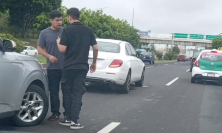 Accidente de tránsito en la carretera Xalapa-Veracruz,  a la altura del Orfis