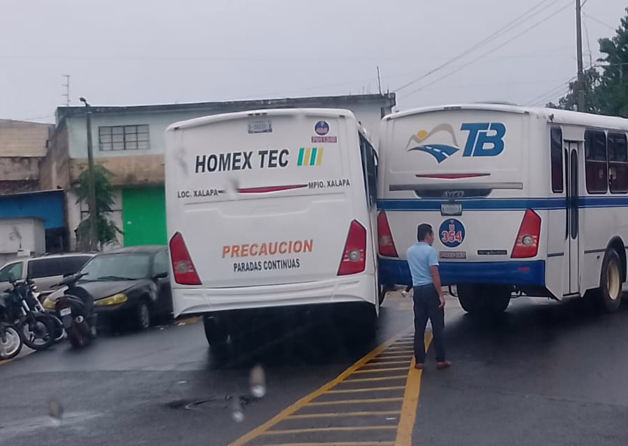 Chocan dos camiones en la Colonia Rafael Lucio, Xalapa