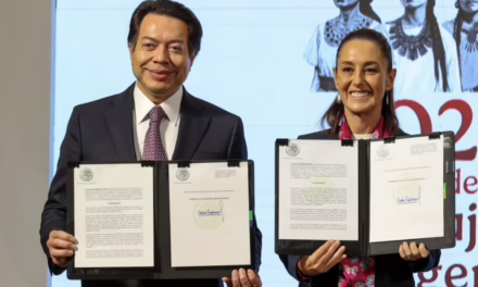 FIRMA SHEINBAUM DOS DECRETOS A FAVOR DE LOS DOCENTES