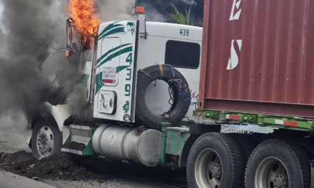 Se incendia tráiler en la carretera Xalapa-Veracruz