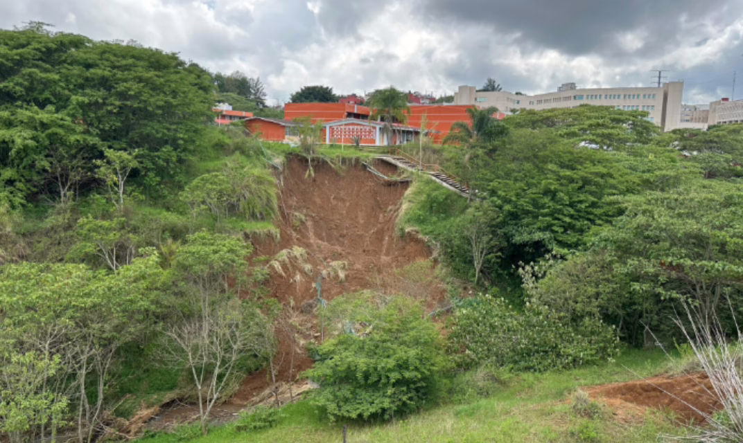 En el abandono remodelación y mantenimiento de la Escuela Normal «Dr. Manuel Suárez Trujillo» de la ciudad de Xalapa
