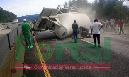 Volcadura de  tráiler en la autopista Xalapa – Perote