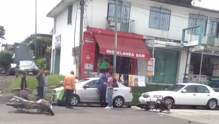 Chocan dos motociclistas en la Colonia Rafael Lucio, Xalapa
