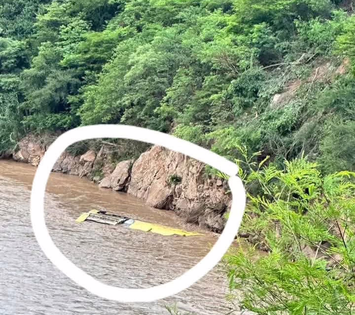 Autobús cae a río en la carretera Puebla – Tlapa; hay varios muertos y desaparecidos