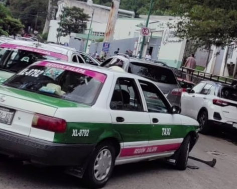 Chocan dos taxis y un vehículo en la Colonia Progreso, Xalapa