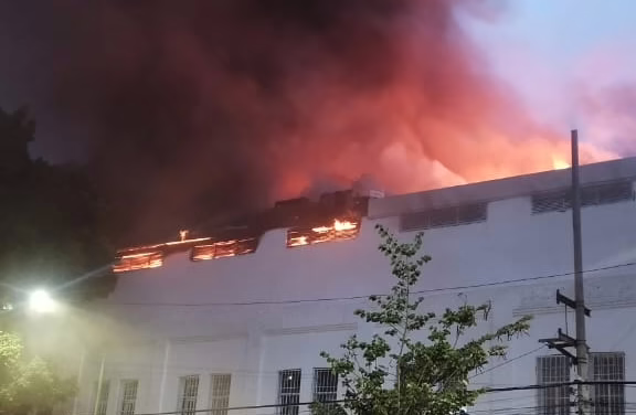 Un fuerte incendio se registra en una bodega presuntamente abandonada en la CDMX