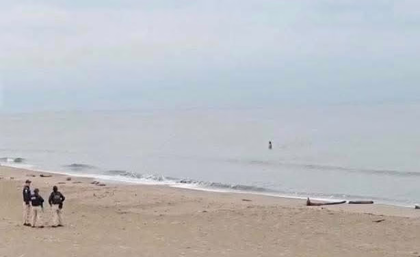 Paramédicos PC auxilian a mujer desnuda en playa de Coatzacoalcos