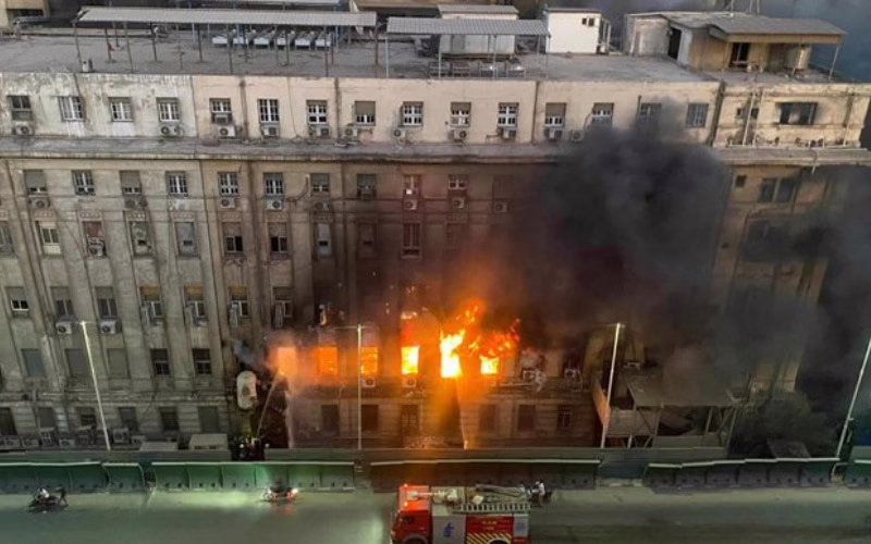Video: 4 trabajadores fallecidos por incendio en una central telefónica de El Cairo