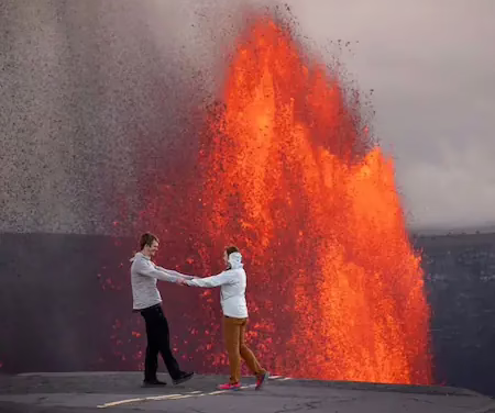 Insólita pedida de mano en pleno volcán en erupción en Hawaii