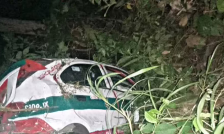 Taxista de Xalapa se accidenta en la sierra de Misantla