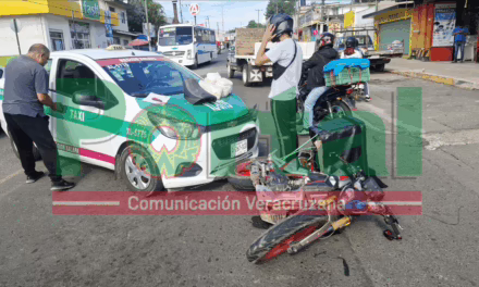 Taxi y motocicleta involucrados en accidente sobre Chedraui Caram