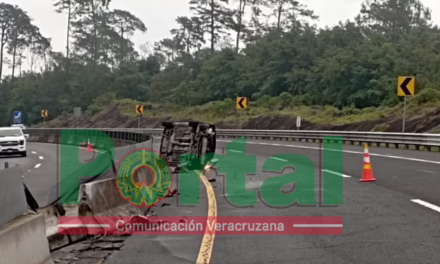 Se voltea vehículo en la autopista Xalapa – Perote