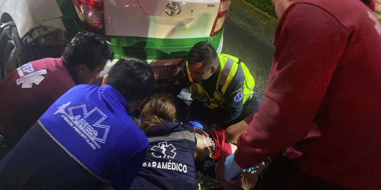 Motociclista se impacta contra taxi, es trasladado a un hospital